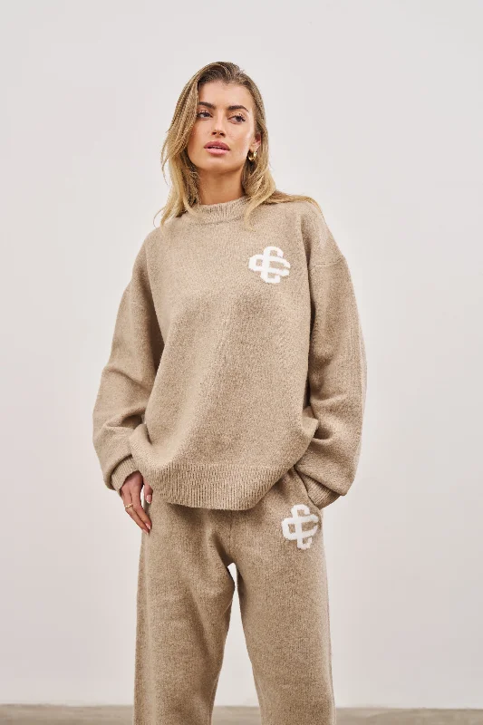 FLUFFY KNIT EMBLEM CREW - BEIGE